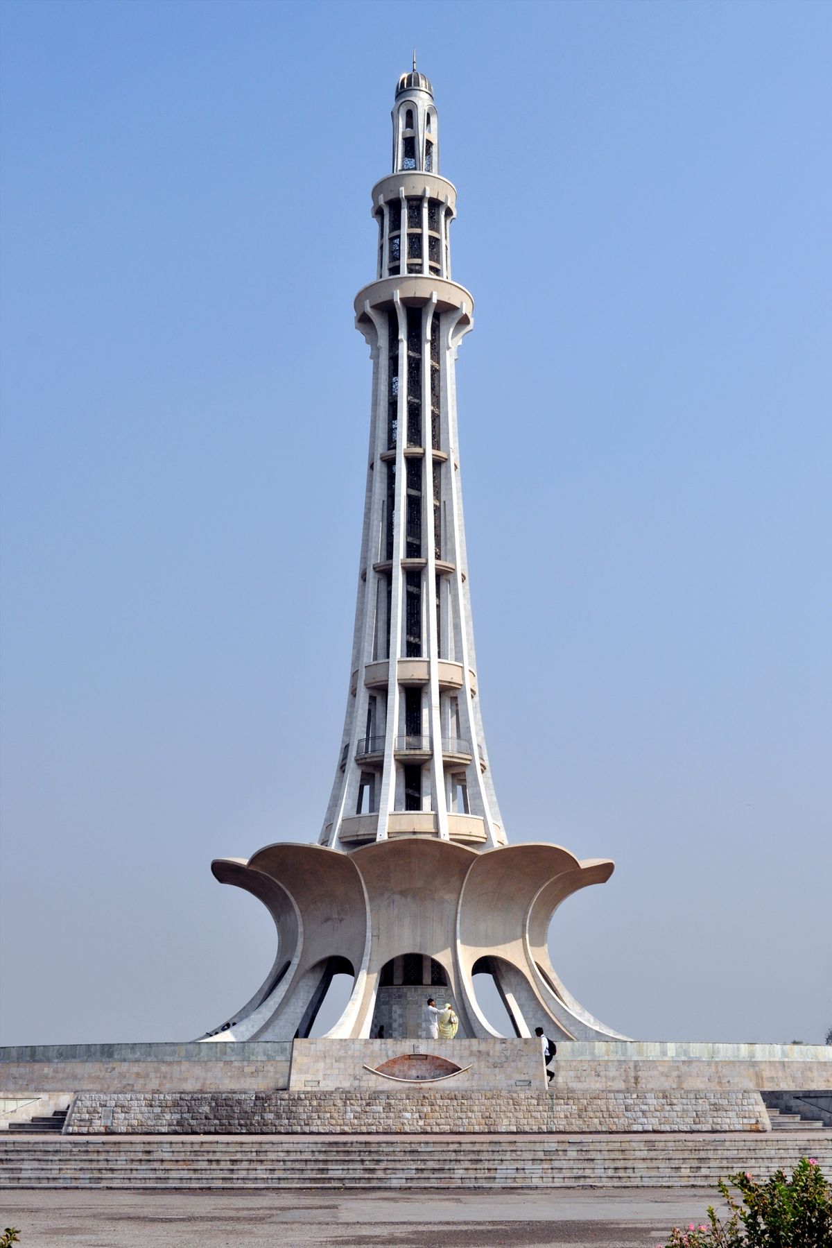 Minar-e-Pakistan monument with flower-shaped base and tall column in Lahore