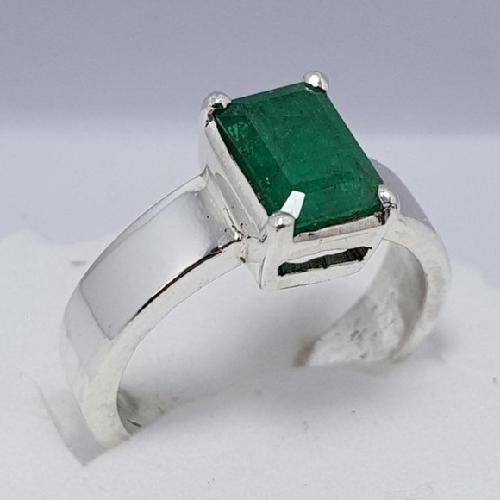Silver ring with emerald gemstone